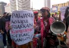 Demo di Depan Kantor Bawaslu, Emak-emak Sebut Harga Beras Mahal Karena Digunakan Untuk Pemilu