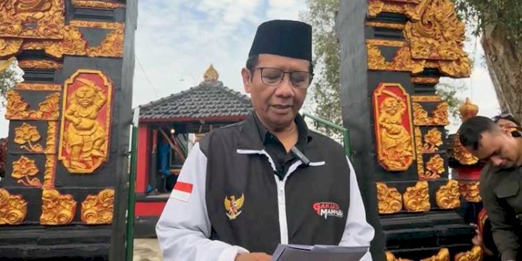 Mahfud MD mengumumkan keluar dari Kabinet Indonesia Maju di depan Pura Ulun Danu Lampung Tengah/ist