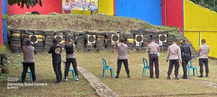 Sejumlah personel Polres Pagar Alam menjalani ujian ujian menembak. (ist/rmolsumsel.id)