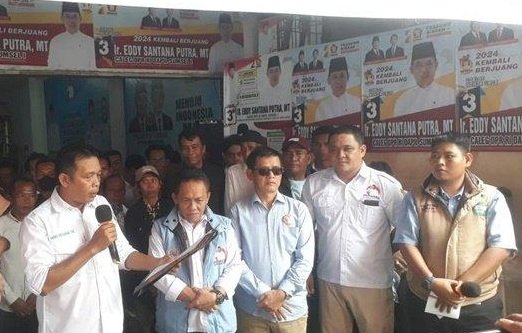 Sejumlah kelompok relawan pendukung Ganjar Pranowo di Sumsel berpaling untuk mendukung Prabowo Subianto-Gibran Rakabuming Raka dalam Pemilu Presiden atau Pilpres 2024.  Adapun dukungan tersebut mereka sampaikan di Posko Aliansi Relawan Nasional (Arenas Prabowo 08) di Kelurahan Sukawinatan Palembang, Kamis (1/2). (ist/rmolsumsel.id)