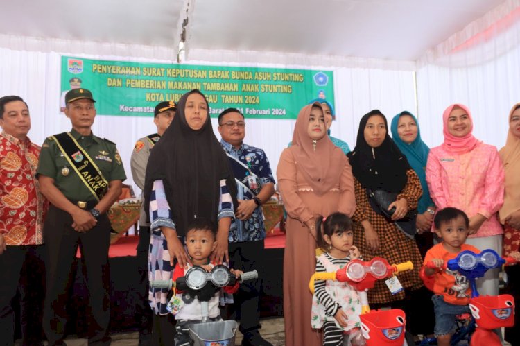 Penjabat Wali Kota Lubuklinggau H Trisko Defriansa saat bersama dengan anak stunting.(Handout)