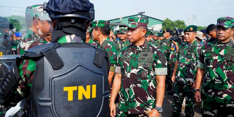 Panglima TNI Jenderal Agus Subiyanto saat meninjau Apel Gelar Pasukan jelang pelaksanaan Pemilu 2024 di Taxy Way Echo Lanud Halim Perdanakusuma, Jakarta Timur, Kamis (1/2)/Puspen TNI