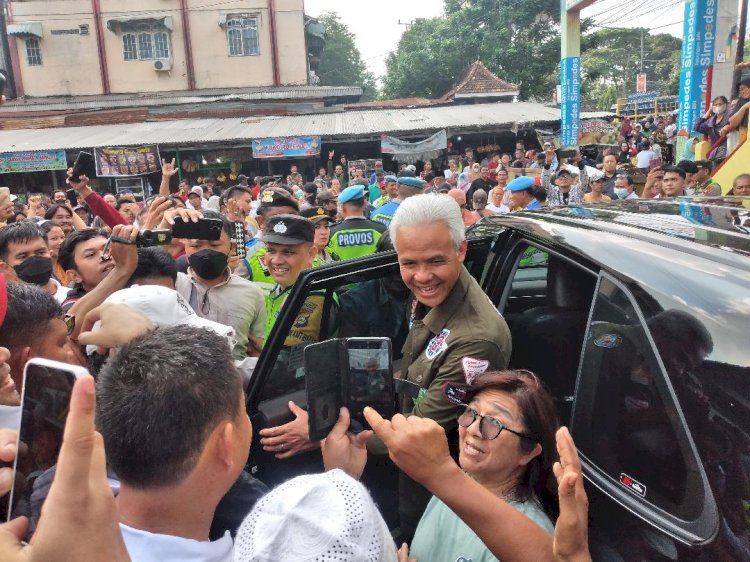 Calon presiden nomor urut 3 Ganjar Pranowo  berkampanye di Palembang dengan cara blusukan ke Pasar Km 5 dn Pasar 16, Jumat (2/2).(Dudy Oskandar/rmolsumsel.id)