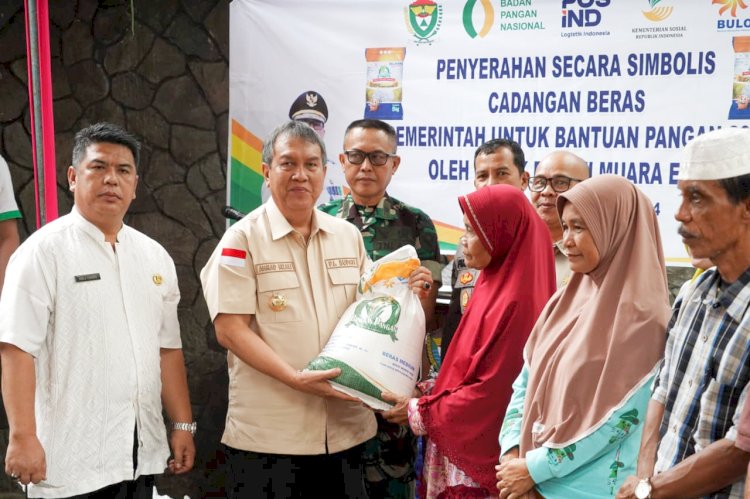 Pj Bupati Muara Enim, Ahmad Rizali menyalurkan bantuan pangan beras untuk pemberian tahun 2024 tahap I. (ist/rmolsumsel.id)