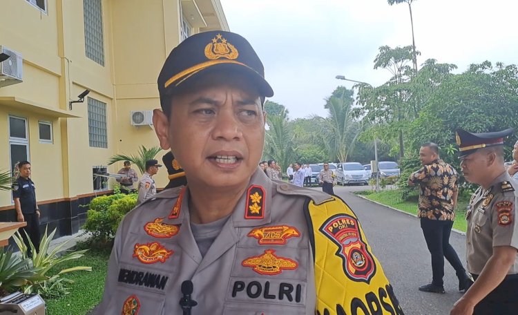 Kapolres OKI AKBP Hendrawan Susanto saat diwawancarai awak media. (Hari Wijaya/RMOLSumsel.id)