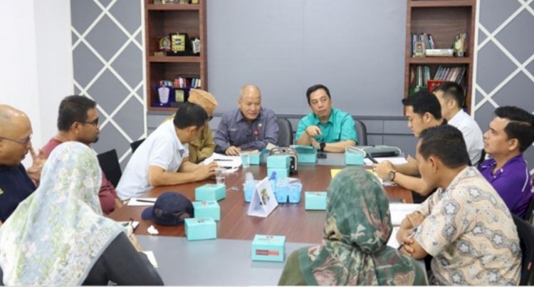 Pj Sekda Lubuklinggau memimpin rapat mengenai mess Lubuklinggau yang ada di Jakabaring Palembang. (Ansyori Malik/RMOLSumsel.id)