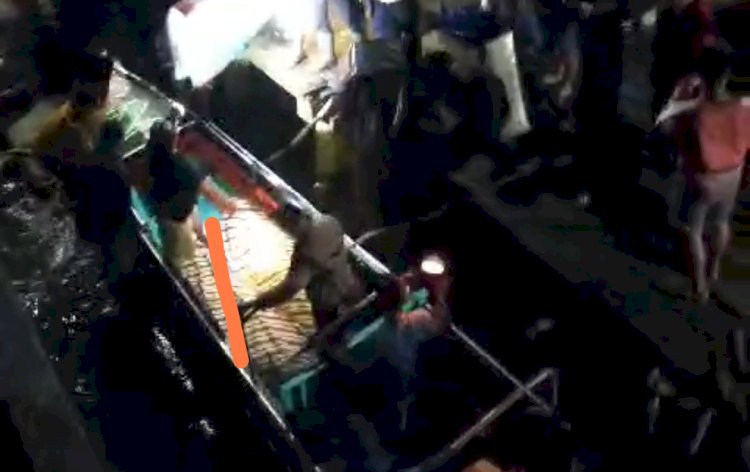 Warga mengevakuasi korban tewas dalam kecelakaan Speedboat vs Getek di Perairan Banyuasin/ist