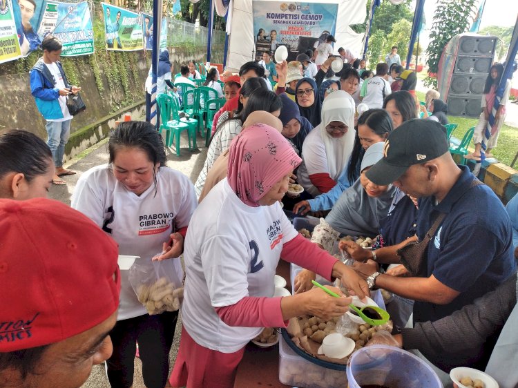 Peserta kompetisi Joget Gemoy di Palembang berebut makan pempek yang disediakan panitia secara gratis. (ist/rmolsumsel.id)