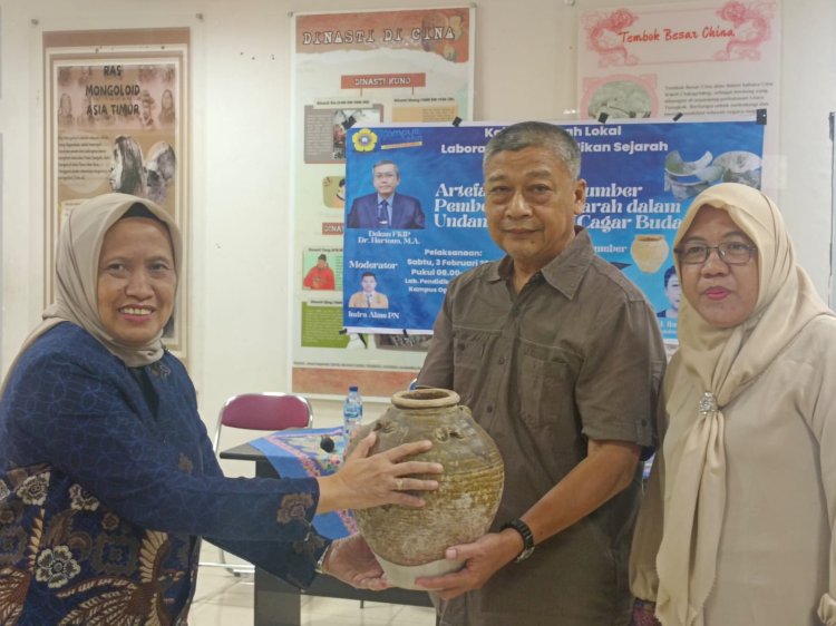 Wakil Dekan II FKIP Nyimas Aisyah damping Kajur PIPS, Hudaidah menerima secara simbolis hibah 60 artefak Sriwijaya dari Ibrahim Saad (Dudy Oskandar/rmolsumsel.id)      
