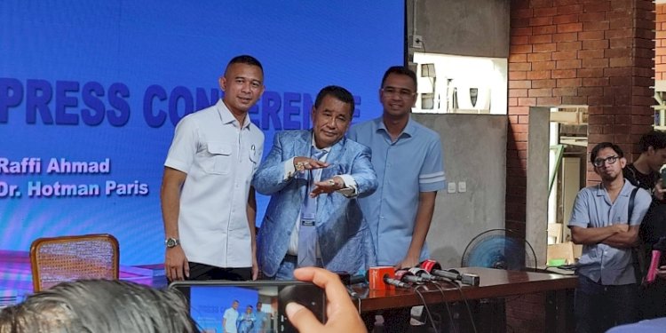 Artis Raffi Ahmad didampingi pengacara Hotman Paris Hutapea menggelar konferensi pers atas tuduhan TPPU oleh NCW di Heyoo Cafe di Jalan Kapten Tendean No 41, Mampang Prapatan, Jakarta Selatan/RMOL