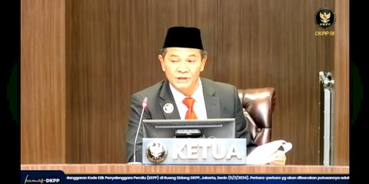 Ketua DKPP RI Heddy Lugito selaku Ketua Majelis Sidang Pemeriksaan membacakan amar putusan/Repro
