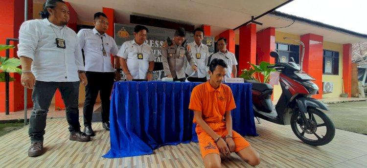 Tersangka Adam pelaku begal 10 TKP saat berada di Polsek Ilir Timur I Palembang. (Fauzi/RMOLSumsel.id)