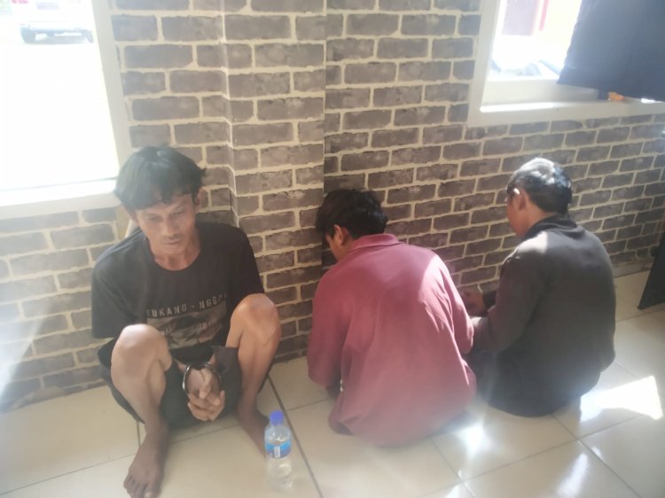 Tiga pelaku pemalakan di keramasan yang viral di media sosial , ketika berada di Polske Kertapati Palembang. (Denny Pratama/RMOLSumsel.id)
