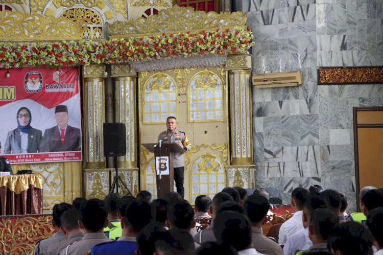 Kapolres Muara Enim AKBP Jhoni Eka Putra memimpin materi pembekalan pengawalan dan pengamanan pemilu di gedung Kesenian Dayang Rindu Muara Enim. (dok. Polres Muara Enim)