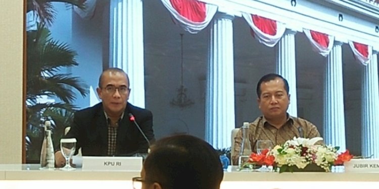 Ketua Komisi Pemilihan Umum (KPU) Hasyim Asy'ari dan Jubir Kemlu RI Lalu Muhammad Iqbal di acara press briefing Kemlu RI di Jakarta, pada Senin (5/2)/RMOL