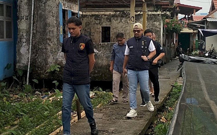 Anggota Polrestabes Palembang saat mendatangi TKP penganiayaan. (ist/rmolsumsel.id)