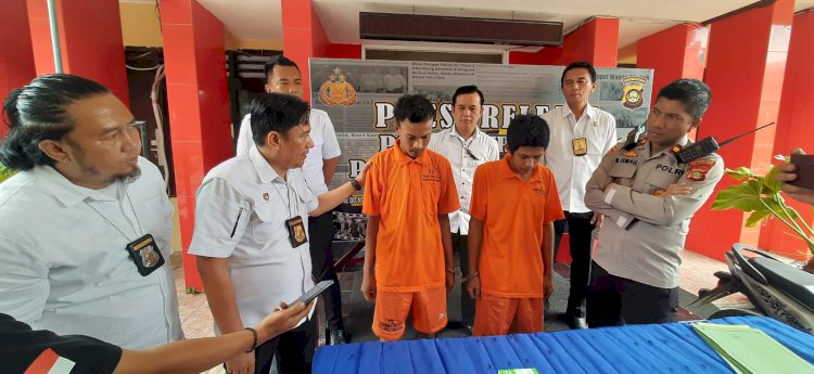  Tersangka Harun dan Rizki saat dihadirkan dihadapan wartawan dalam pres rilis di Mapolsek Ilir Timur 1 Palembang . (Fauzi/RMOLSumsel.id)