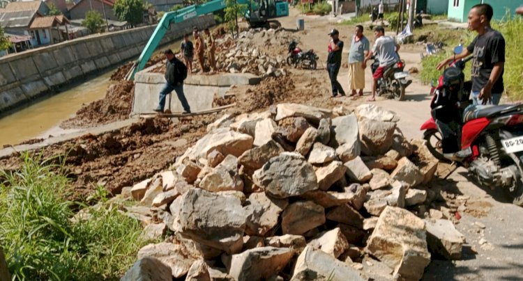 Proyek pembangunan tembok penahan tanah Normalisasi Sungai Saluran Induk RS Sriwijaya di Kelurahan Sekar Jaya yang ambruk. (ist/rmolsumsel.id)