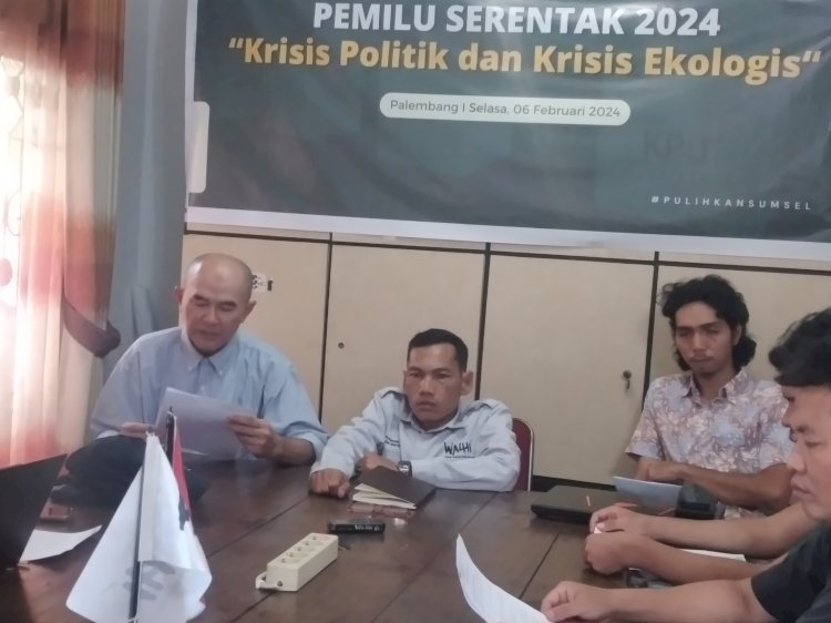 Direktur Eksekutif Walhi Sumatera Selatan (Sumsel), Yuliusman  didampingi Ketua Dewan Daerah Walhi Sumsel, Yudi Fahrian SH MHum dan Manager Kampanye Walhi Sumsel , Febrian Putra Sopah, di kantor Walhi Sumsel, Selasa (6/2).