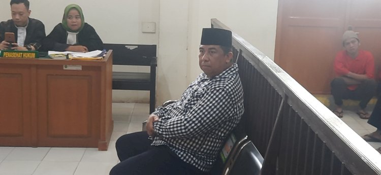 Terdakwa Vulton Matheos saat hadir di persidangan. (fauzi/rmolsumsel.id)