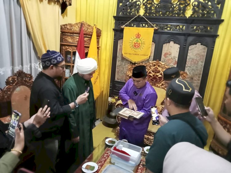 Sultan Palembang Darussalam, Sultan Mahmud Badaruddin (SMB) IV Jaya Wikrama R.M.Fauwaz Diradja saat menunjukkan benda peninggalan Kesultanan Palembang. (ist/rmolsumsel.id)