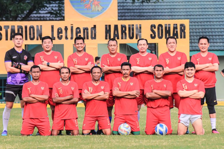  TNI-Polri dan wartawan menggelar pertandingan sepakbola persahabatan untuk meningkatkan sinegritas jelang Pemilu 2024. (Handout)