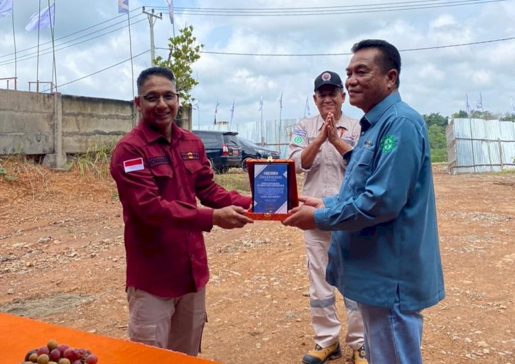 Direktur Utama PT Petro Muba Khadafi memberikan penghargaan kepada Manajer Operasional PT Petro Muba H Muhammad Toha atas capaian zero accident sepanjang 2023. (ist/rmolsumsel.id)