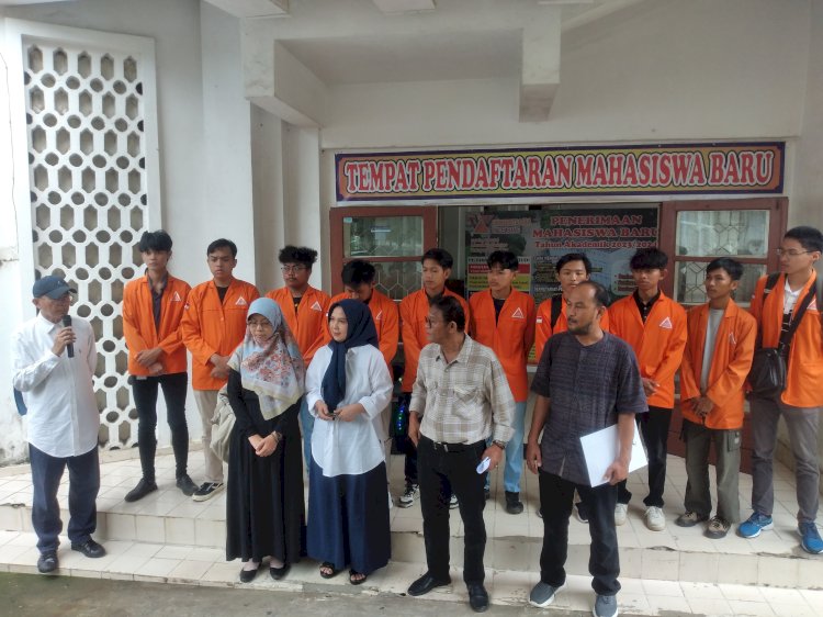 Civitas Academica Universitas IBA Palembang saat membacakan Petisi Bumi Sriwijaya. (ist/rmolsumsel.id)