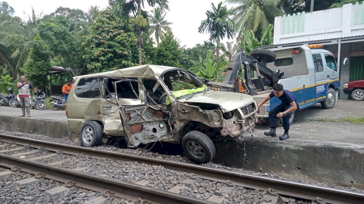 Petugas Dishub Muara Enim, berusaha mengevakuasi kendaraan yang terjebak di tepian rel kereta api. (Noviansyah/RMOLSumsel.id)
