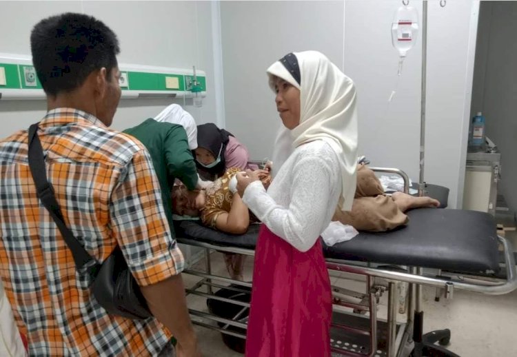 Korban Sindri Anggraini saat mendapat perawatan dari tim medis usai dianiaya suaminya. (ist/rmolsumsel.id)