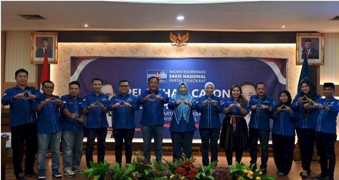 Ketua DPD Partai Demokrat Sumsel,  Cik Ujang berfoto bersama kader dan caleg Partai Demokrat Lahat, Rabu (7/2).(ist/rmolsumsel.id)