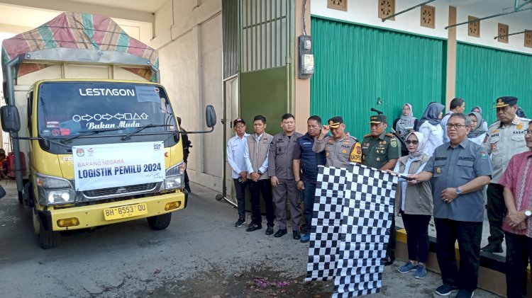 Pj Bupati Muara Enim Ahmad Rizali bersama Ketua KPU Muara Enim, Rohani secara resmi memulai pendistribusian logistik Pemilu 2024 di Kabupaten Muara Enim (Noviansyah/rmolsumsel.id)