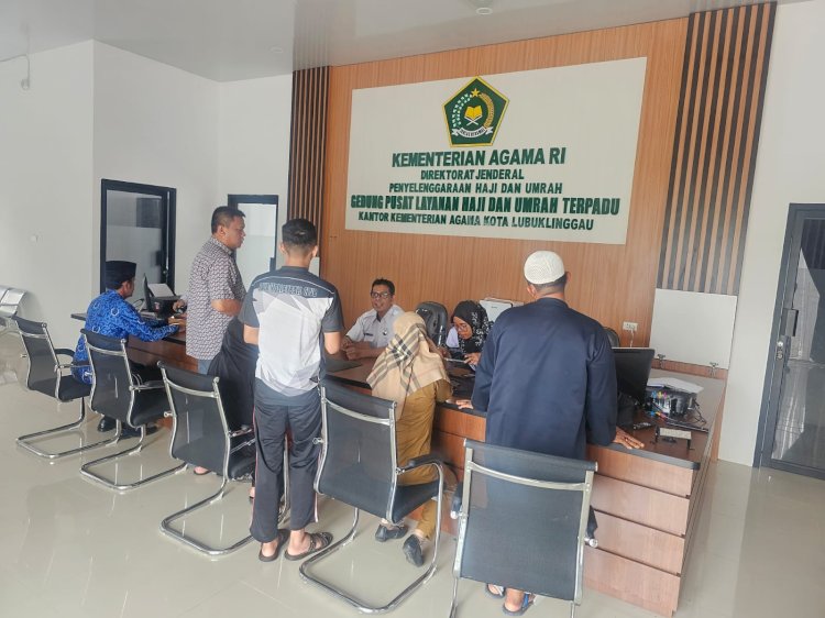 Calon jemaah haji tengah menyelesaikan kelangkapan syarat di kantor Kemenag Lubuklinggau. (Ansyori Malik/RMOLSumsel.id)