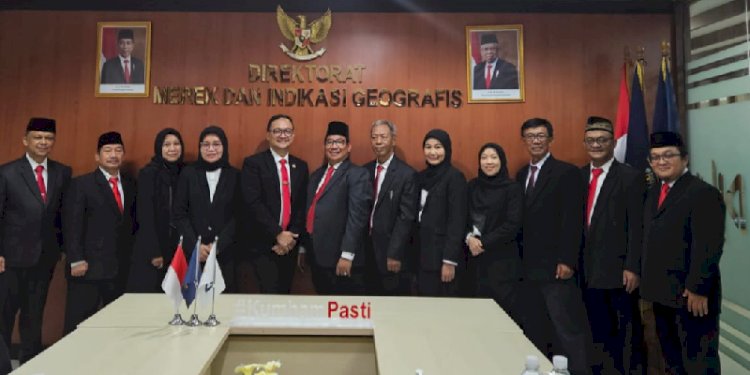 Prof Dr OK Saidin bersama para Hakim Komisi Banding Merek/RMOL