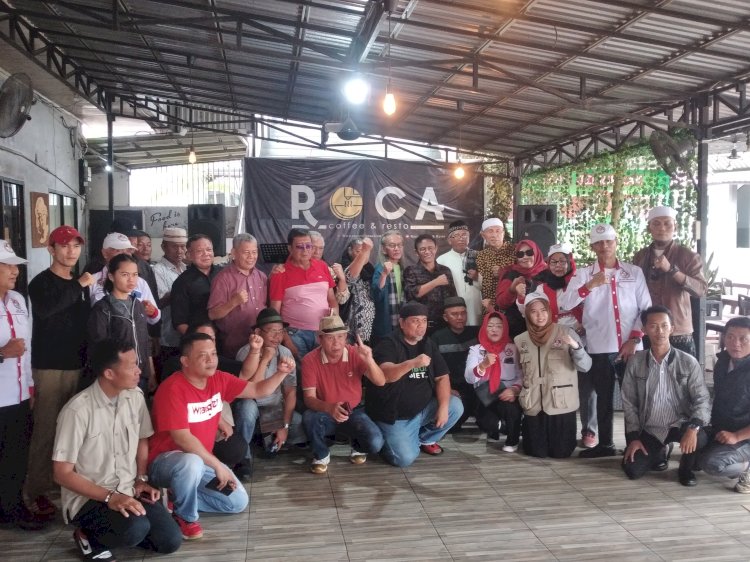 Sejumlah tokoh Sumsel foto bersama usai membacakan manifesto Menyelamatkan Negara Hukum yang Demokratis. (ist/rmolsumsel.id)