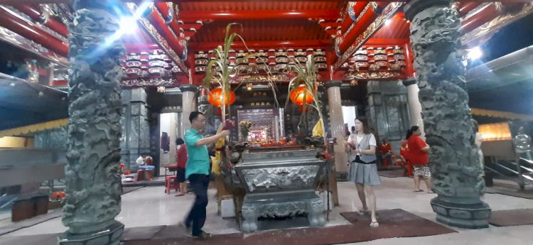 Warga Tionghoa Palembang mulai memadati sejumlah kelenteng untuk beribadah jelang Imlek. (ist/rmolsumsel.id)