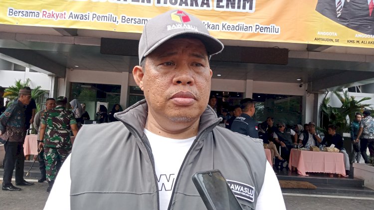 Ketua Bawaslu Muara Enim, Zainudin saat dibincangi awak media usai apel siaga pengawasan Pemilu di Kabupaten Muara Enim tahun 2024 (Noviansyah/RMOLSumsel.id)