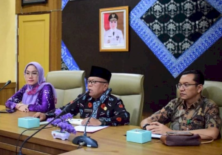 Asisten I Pemkab Musi Rawas, Ali Sadikin saat memimpin rapat.  (ist/rmolsumsel.id)