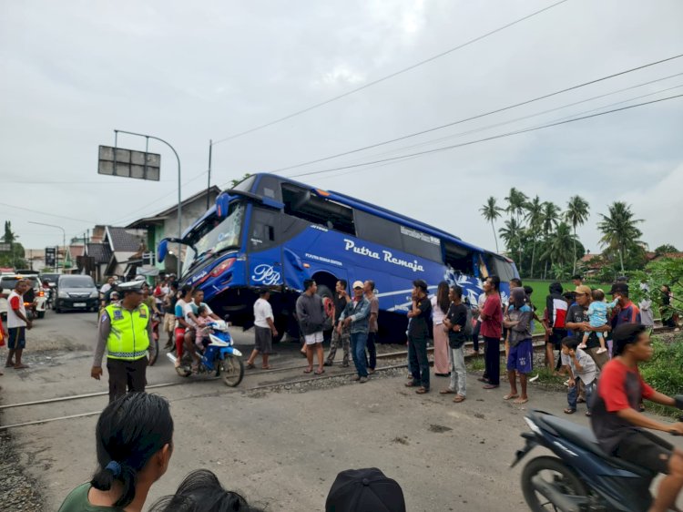 Kondisi Bus Putra Remaja usai dihantam kereta Babaranjang. (ist/rmolsumsel.id)