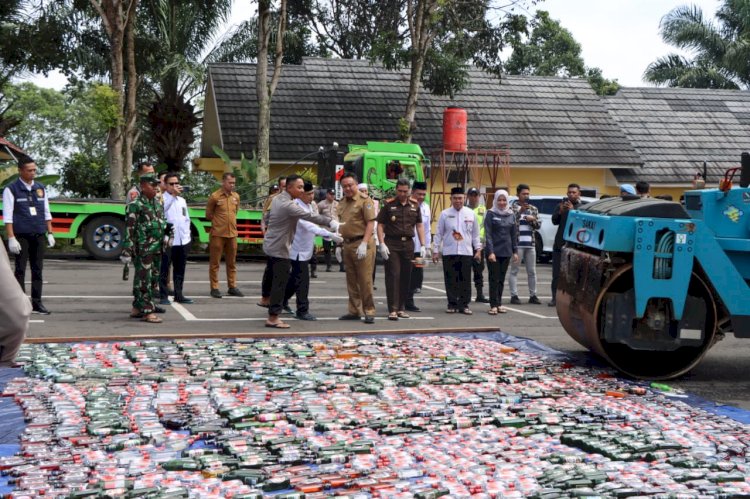 Pemusnahan ribuan miras hasil cipta kondisi jelang Pemilu. (dok. Polres Pagar Alam)
