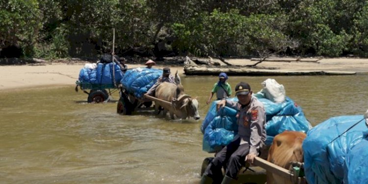 Pendistribusian logistik pemilu 2024 di daerah terpencil Pesisir Barat, Minggu (11/2)/Dok Polres Pesisir Barat