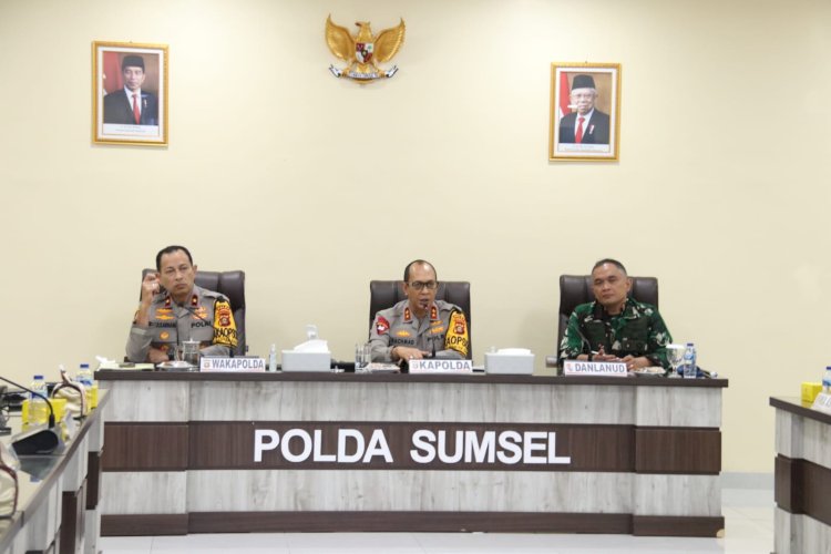 Kapolda Sumsel, Irjen Pol A Rachmad Wibowo memimpin rapat dengan agenda konsolidasi penempatan pasukan pengamanan TPS dan Sispamkota TNI-Polri. (dokumentasi Humas Polda Sumsel)