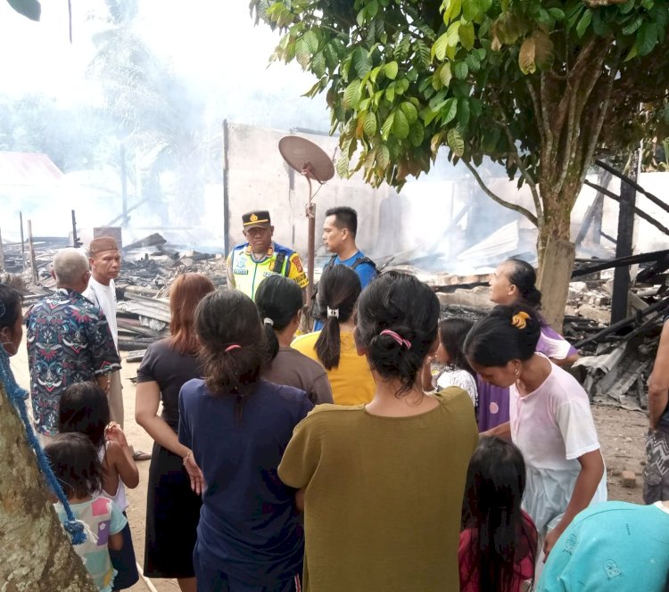 Anggota Polres Musi Rawas saat mendatangi rumah yang dibakar  pelaku. (ist/rmolsumsel.id)