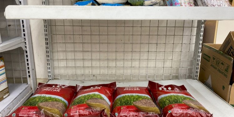 Rak beras yang kosong di Indomaret Cinere/RMOL