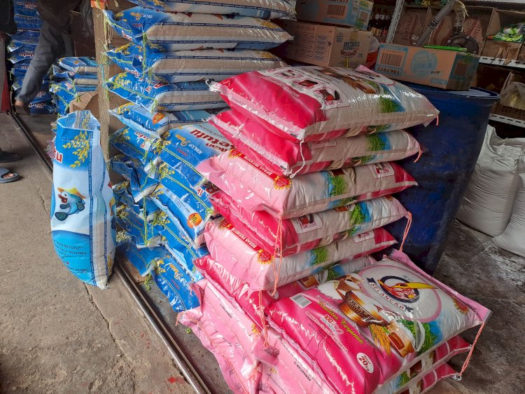 Ketersediaan beras premium di Pasar Kayuagung, OKI. (Hari Wijaya/RMOLSumsel.id)