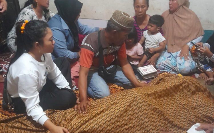 Jenazah Linmas TPS 13 Surono saat tiba di rumah duka. (Handout)
