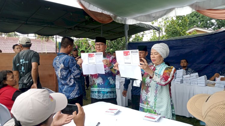Pj Bupati Muara Enim, Ahmad Rizali memasukkan surat suara yang telah dicoblos ke kotak suara (Noviansyah/RMOLSumsel.id)