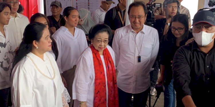 Ketua Umum DPP Partai Demokrasi Indonesia Perjuangan (PDIP) Megawati Soekarnoputri bersama keluarga di TPS 053, kawasan Kebagusan, Jakarta Selatan, pada Rabu (14/2)/RMOL