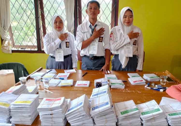 Petugas KPPS di salah satu TPS di Belalau II Kota Lubuklinggau mengenakan seragam SMA lengkapi dengan dasi. (Dokumentasi KPU Lubuklinggau)