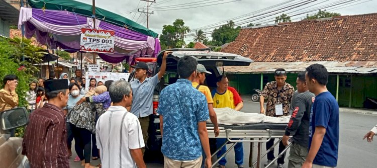 Evakuasi pemilih yang pingsan di TPS 01, Kelurahan Pasar Baru, Kecamatan Baturaja Timur, Kabupaten OKU, Sumatera Selatan. (Handout)